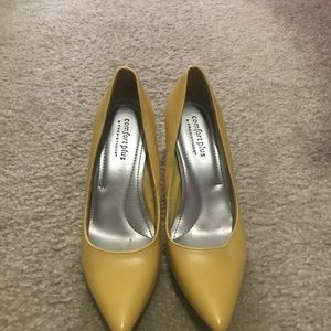 Yellow pointy pumps wore it 3 times almost new